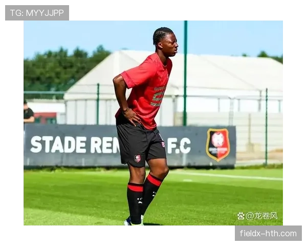 新生代足球新星闪耀赛场，年轻天才引爆未来期待